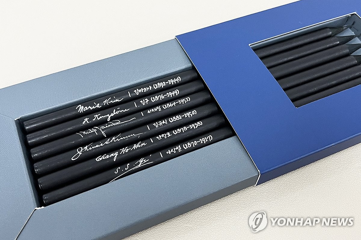 Pencil set carrying independence fighters' signatures