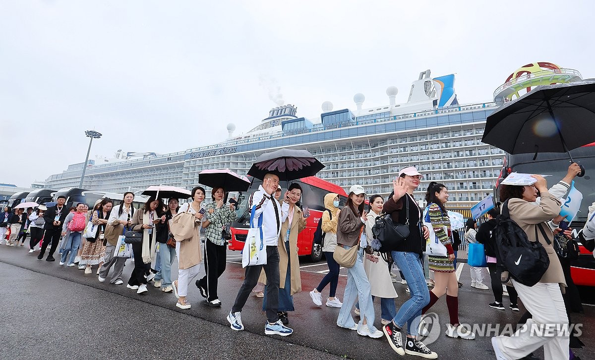 Chinese tourists enter Incheon