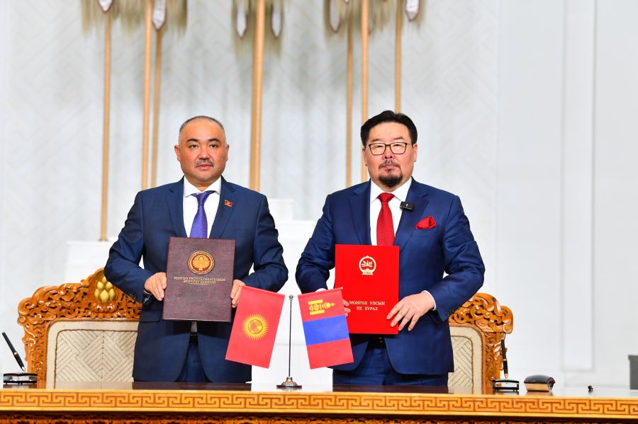 Chairman of the State Great Khural of Mongolia Zandanshatar Gombojav and Speaker of the Jogorku Kenesh of the Kyrgyz Republic Nurlanbek Shakiev 