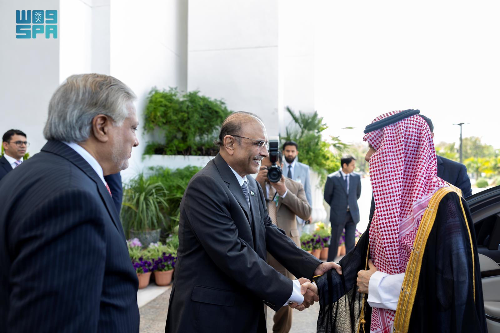 Pakistani President Receives Saudi Foreign Minister, High-Level Delegation