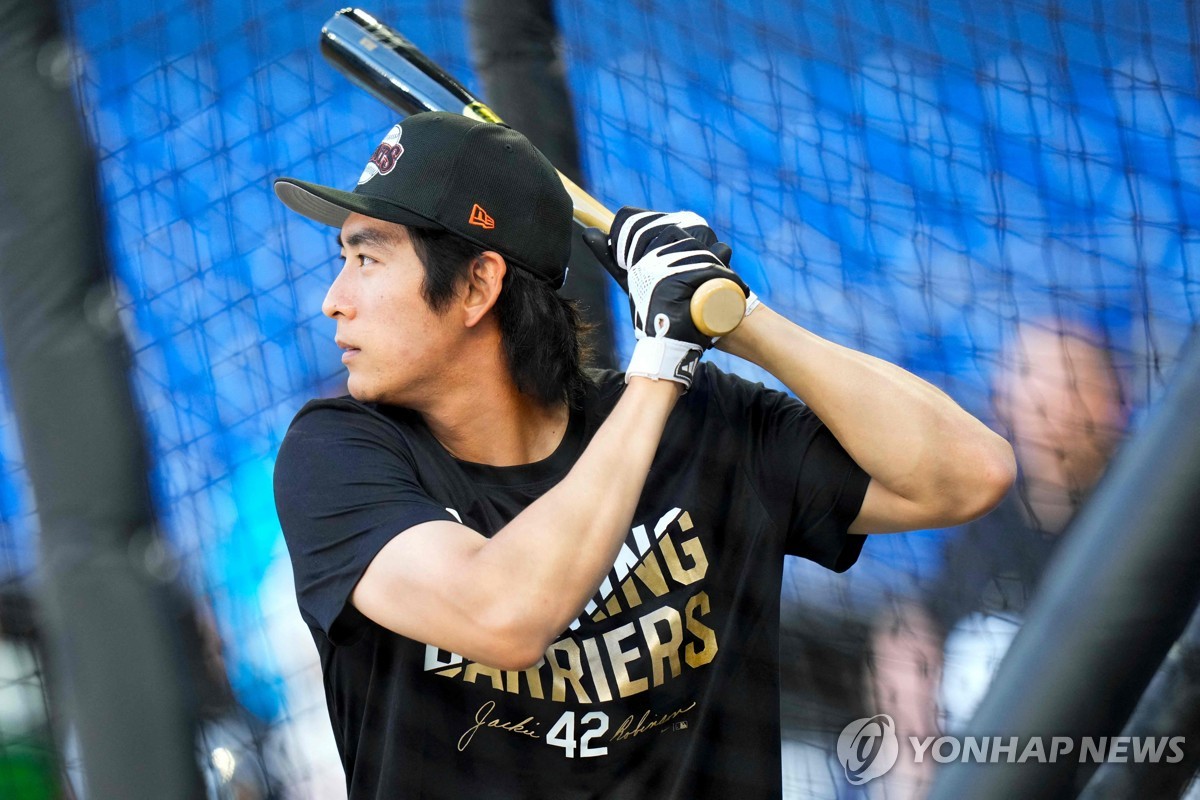 In this Getty Images photo, Lee Jung-hoo of the San Francisco Giants takes batting practice before a Major League Baseball regular-season game against the Miami Marlins at loanDepot park in Miami on April 15, 2024. (Yonhap)