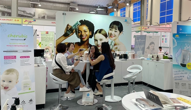 Customers receive consultations from beauty experts. (Photo: VNA)