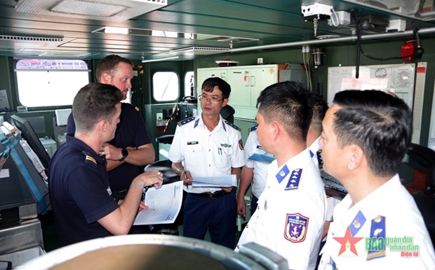 A working delegation of the Coast Guard Region 2 High Command, and officers and sailors of frigate Vendemiaire exchange experiences on anti-smuggling at sea. (Photo:  qdnd.vn)