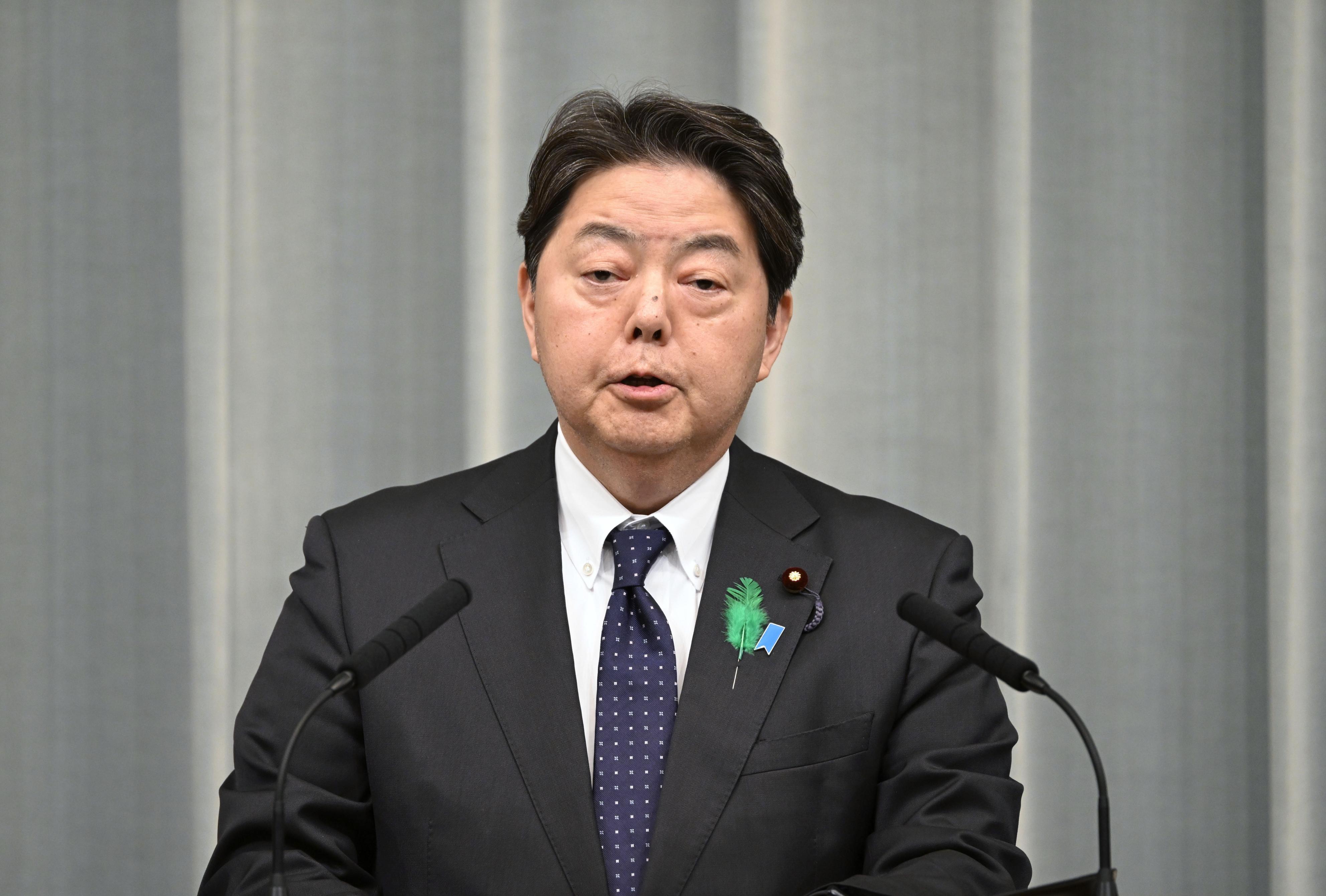 Chief Cabinet Secretary Yoshimasa Hayashi briefs reporters on the latest information about a magnitude-6.4 earthquake that hit a wide area of western Japan at the prime minister's office in Tokyo on April 18, 2024. (Kyodo)
