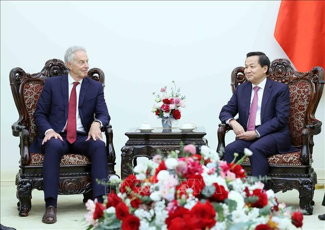 Deputy Prime Minister Le Minh Khai (right) receives Tony Blair, former UK Prime Minister and Executive Chairman of the Tony Blair Institute for Global Change (TBI). (Photo: VNA)