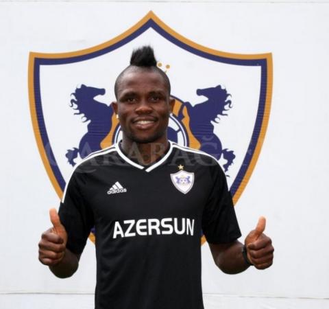 Donald Guerrier signs his contract extension with Qarabag