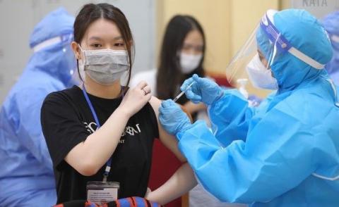 Vietnam's PM urges faster vaccination amid COVID-19 resurgence risks