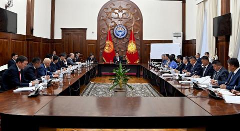 Kyrgyz president holds meeting on socio-economic development of regions