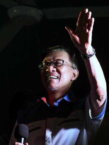 Anwar Erases Doubts On Working With Dr M