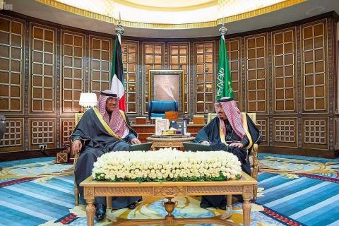 Custodian of the Two Holy Mosques Holds Official Talks Session with Kuwaiti Prime Minister