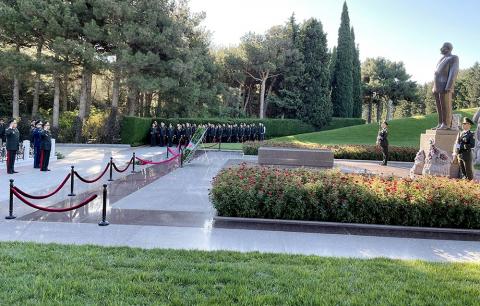 Azerbaijani Defense Ministry’s leadership visits Alley of Honors and Alley of Martyrs