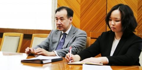 FOREIGN MINISTER EXCHANGES VIEWS WITH HUNGARIAN PROFESSOR ATTILA JENEI