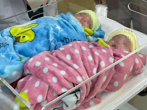 Twins survive after premature birth, weighing just 500g