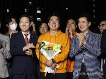 Lee Jun-seok (C) of the New Reform Party is all smiles after clinching a victory in the parliamentary elections, in this photo taken April 11, 2024. (Pool photo) (Yonhap)