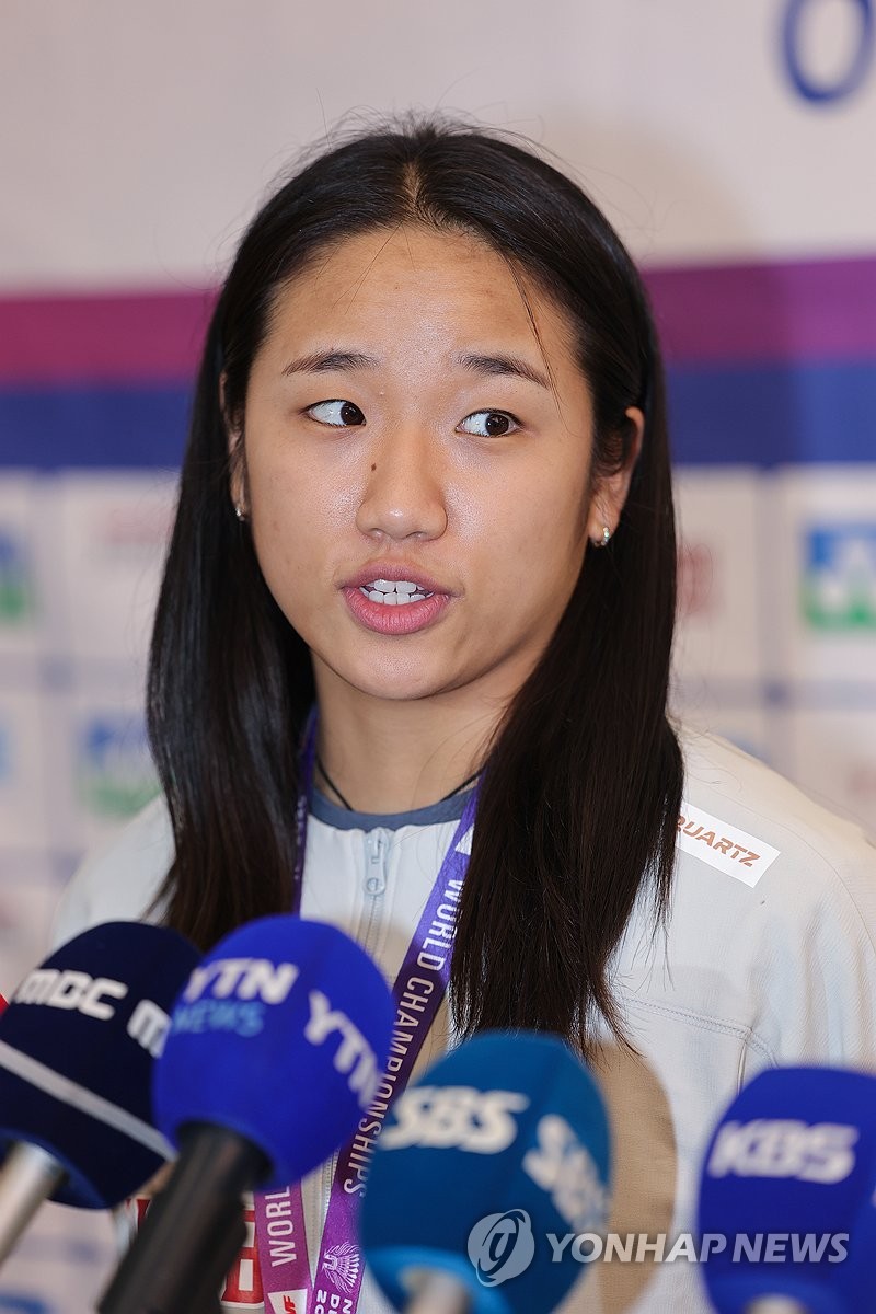 World No. 1 badminton player An Se-young speaks to reporters upon arrival home at Incheon airport, west of Seoul, on Aug. 25, 2026, from New Delhi, where she claimed her second career world title at the Badminton World Federation World Championships on Aug. 23 with a victory over her longtime Japanese rival Akane Yamaguchi. (Yonhap) (END)