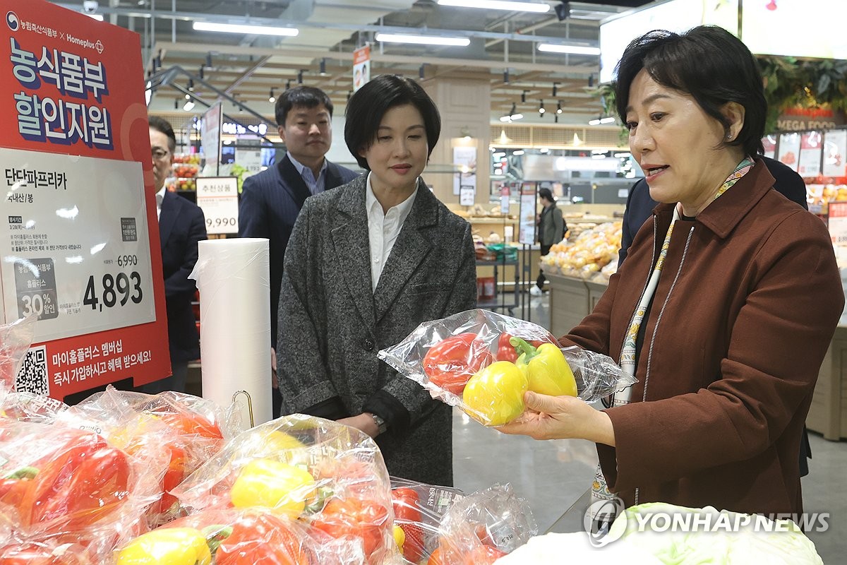 Minister inspects food prices