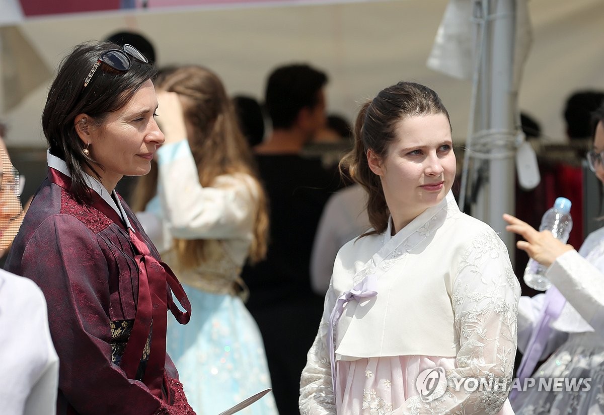 Tourists visit Chunhyang Festival