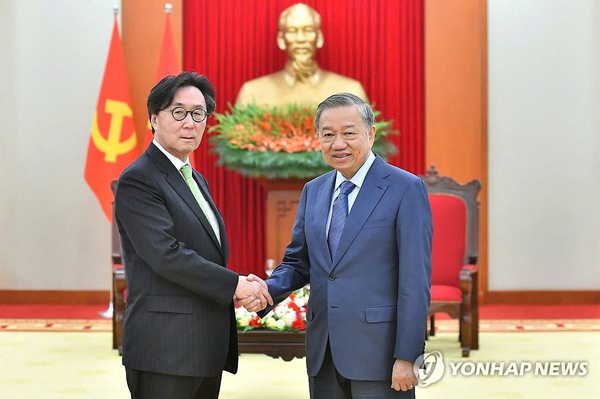 Yoon's envoy meets Vietnamese president