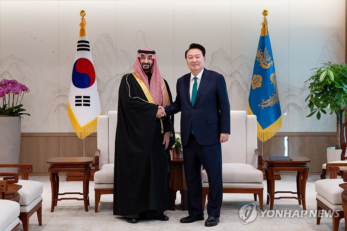 Yoon meets Saudi minister