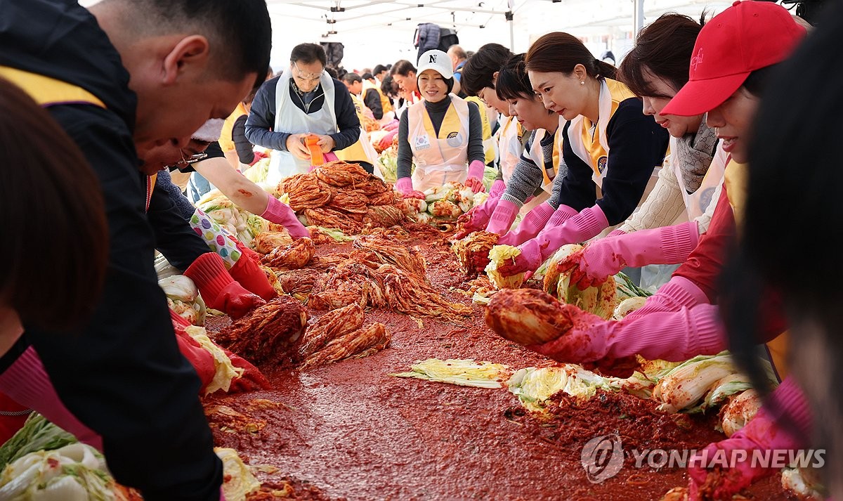 Kimchi-making for needy