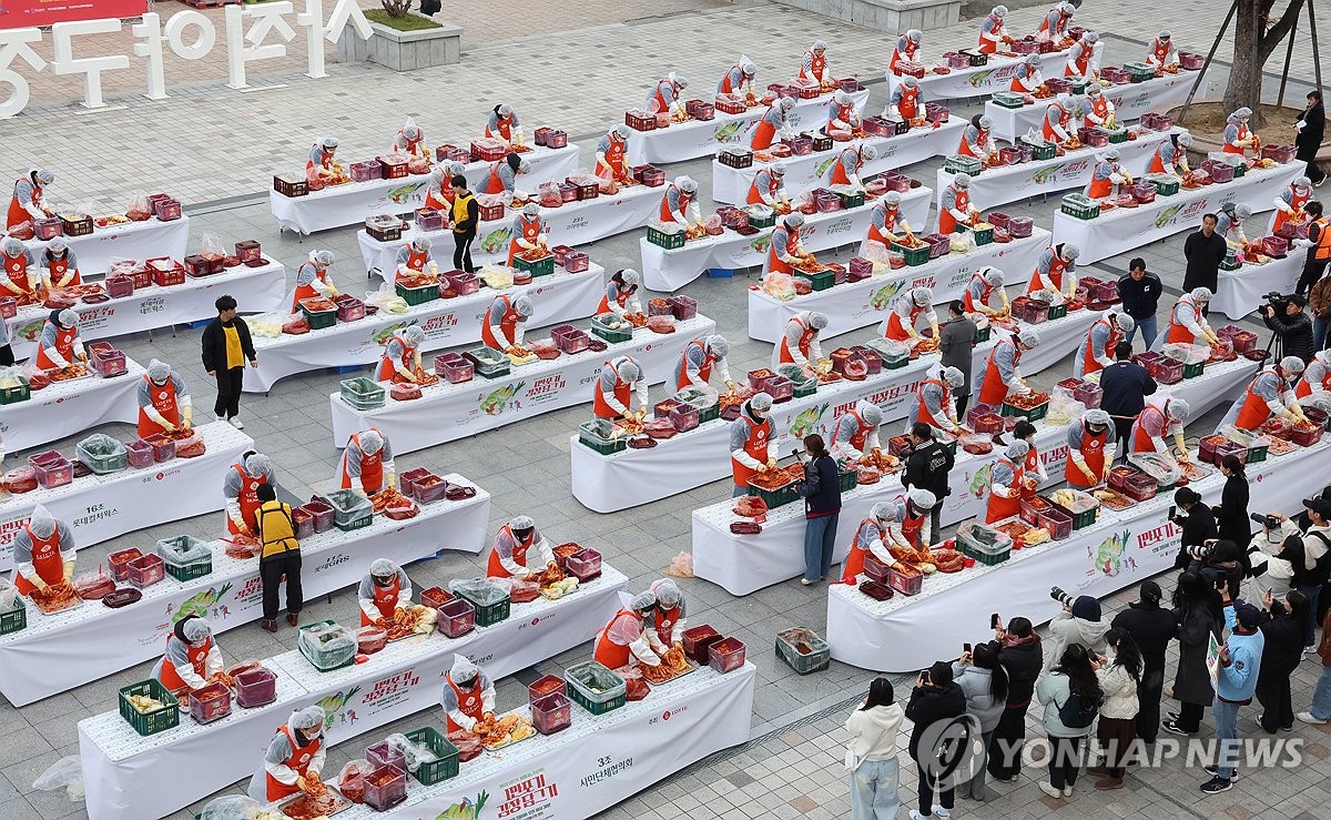 Kimchi-making for needy