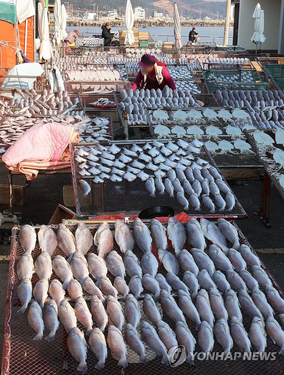 Drying fish