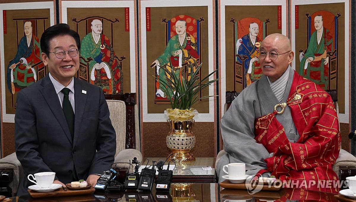Opposition leader visits Buddhist leader