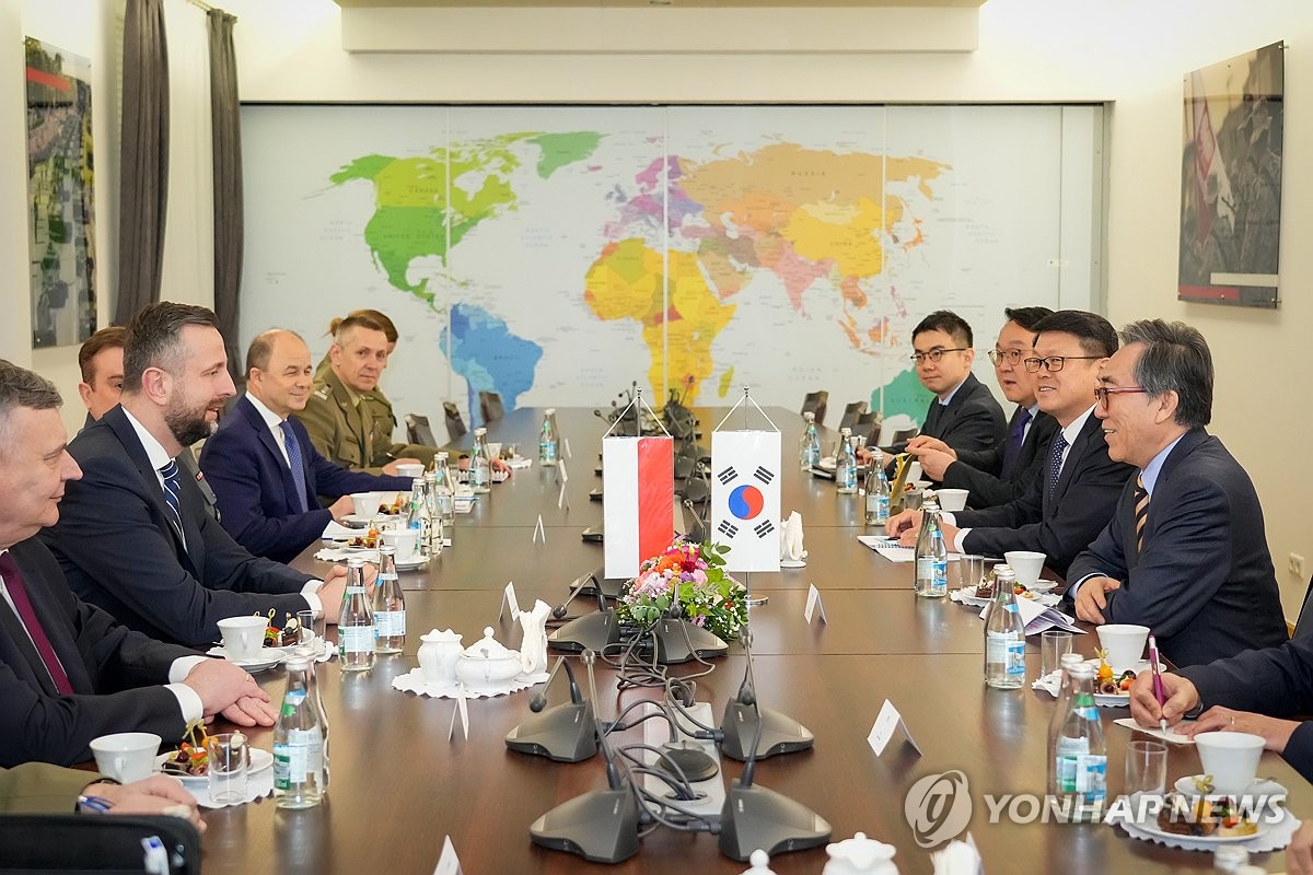 S. Korean FM meets Polish defense chief