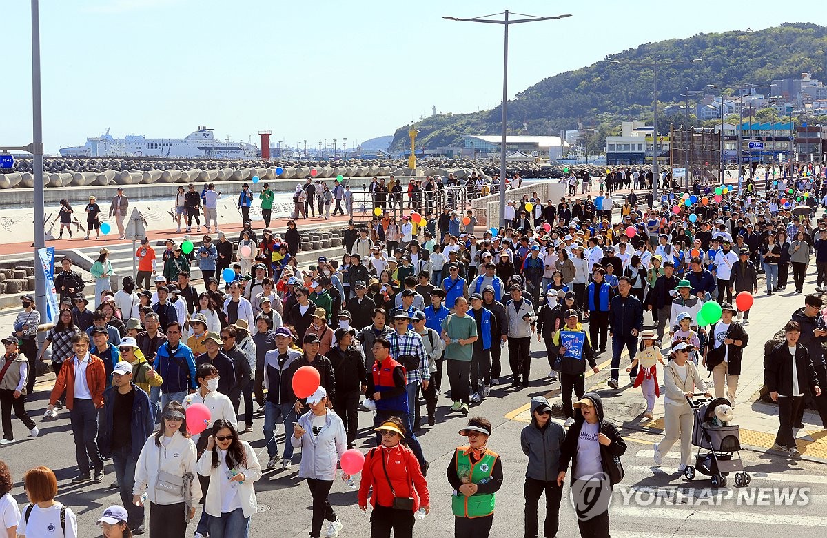 Vehicle-free road walking event