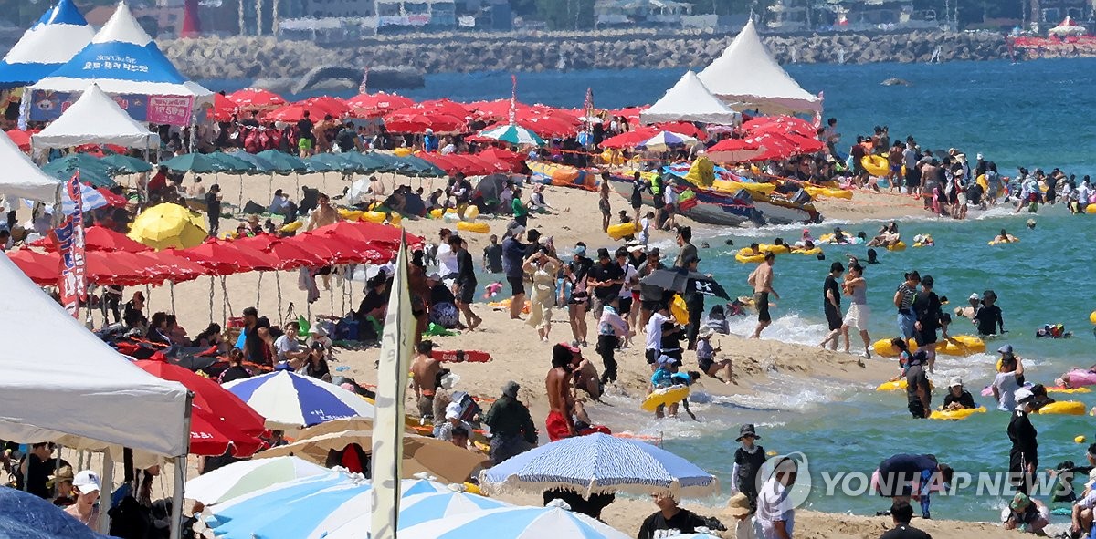 Scorching heat grips beachgoers