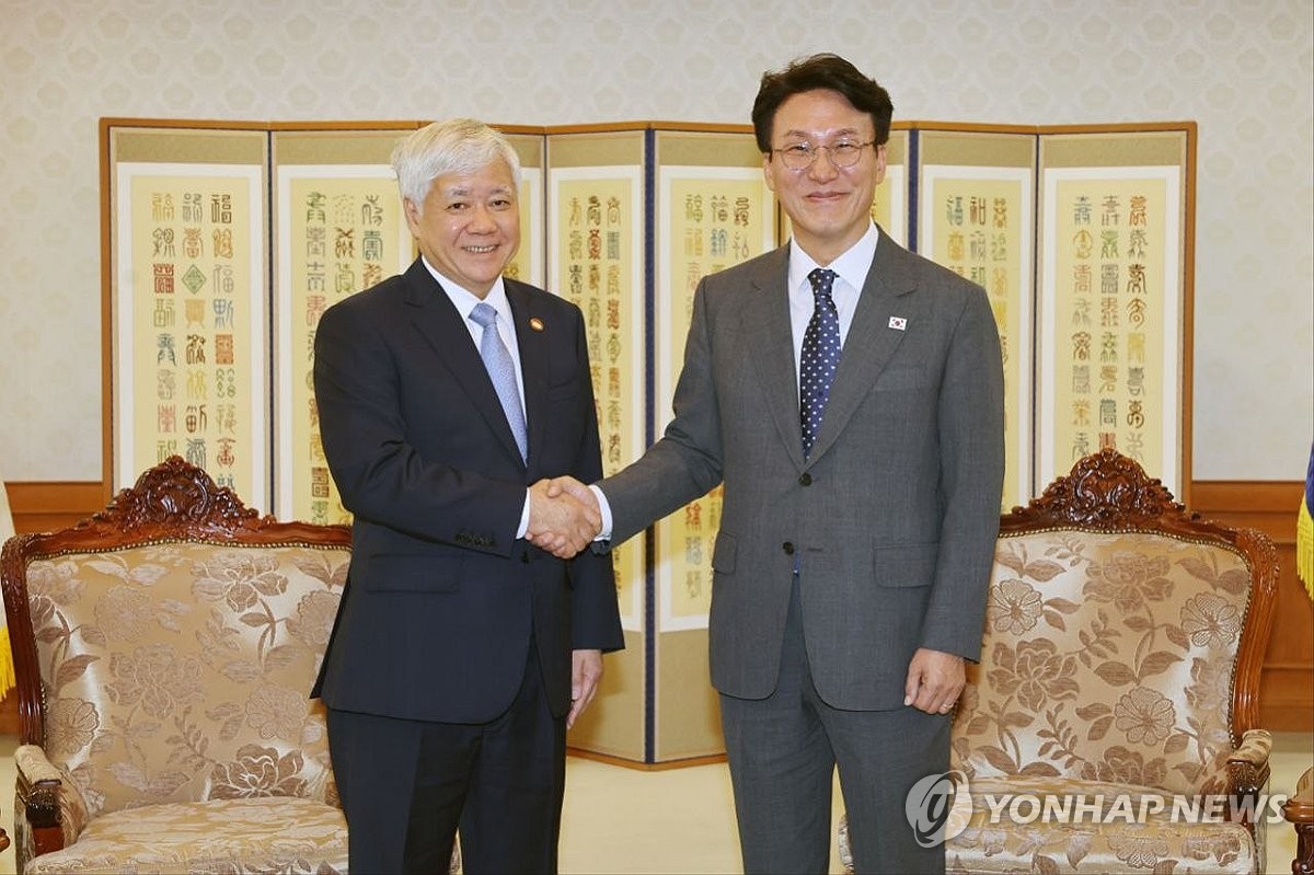 PM Kim meets Vietnamese politician