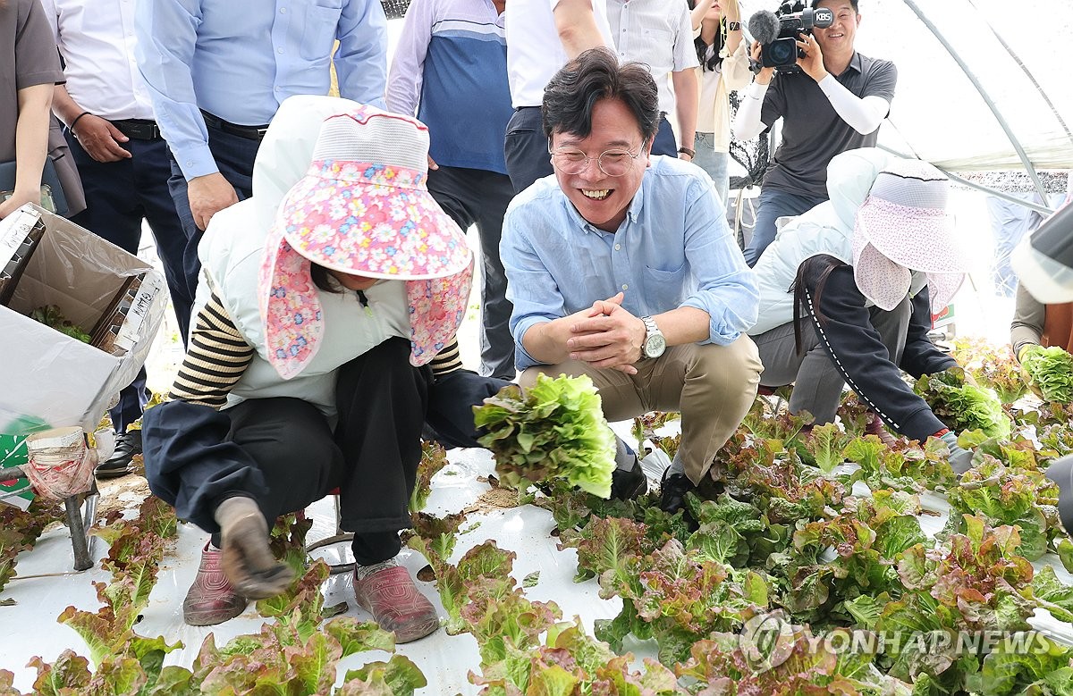 Meeting with foreign workers