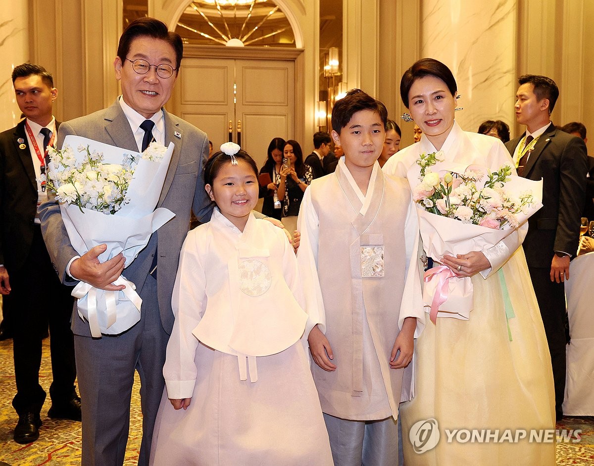 Lee meets Korean residents in Malaysia