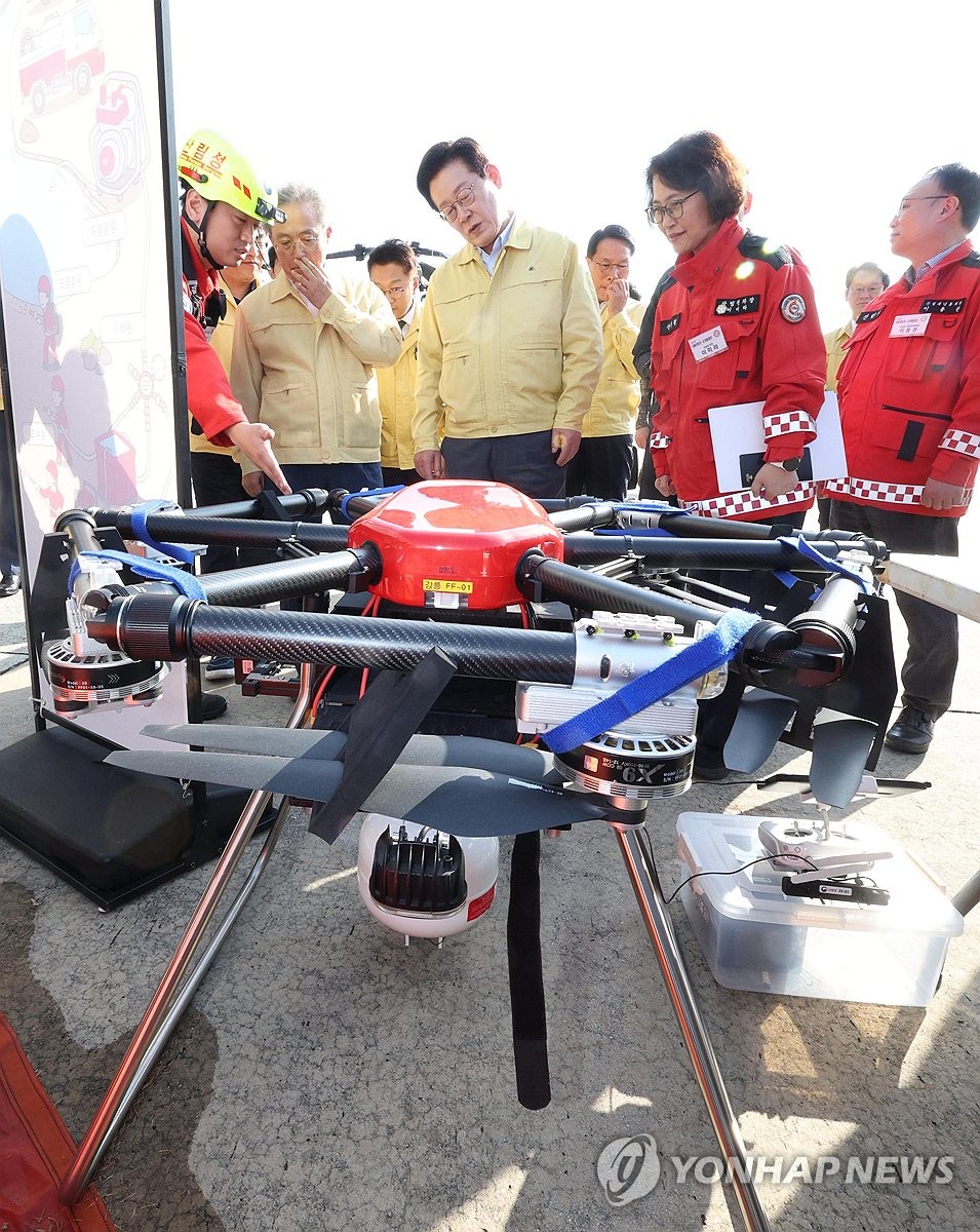 Lee inspects disaster drill against wildfires