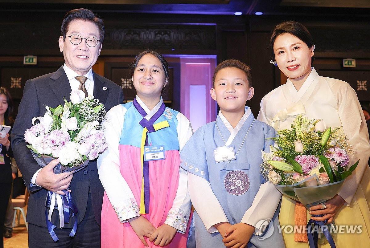 Lee meets S. Korean residents in Cairo