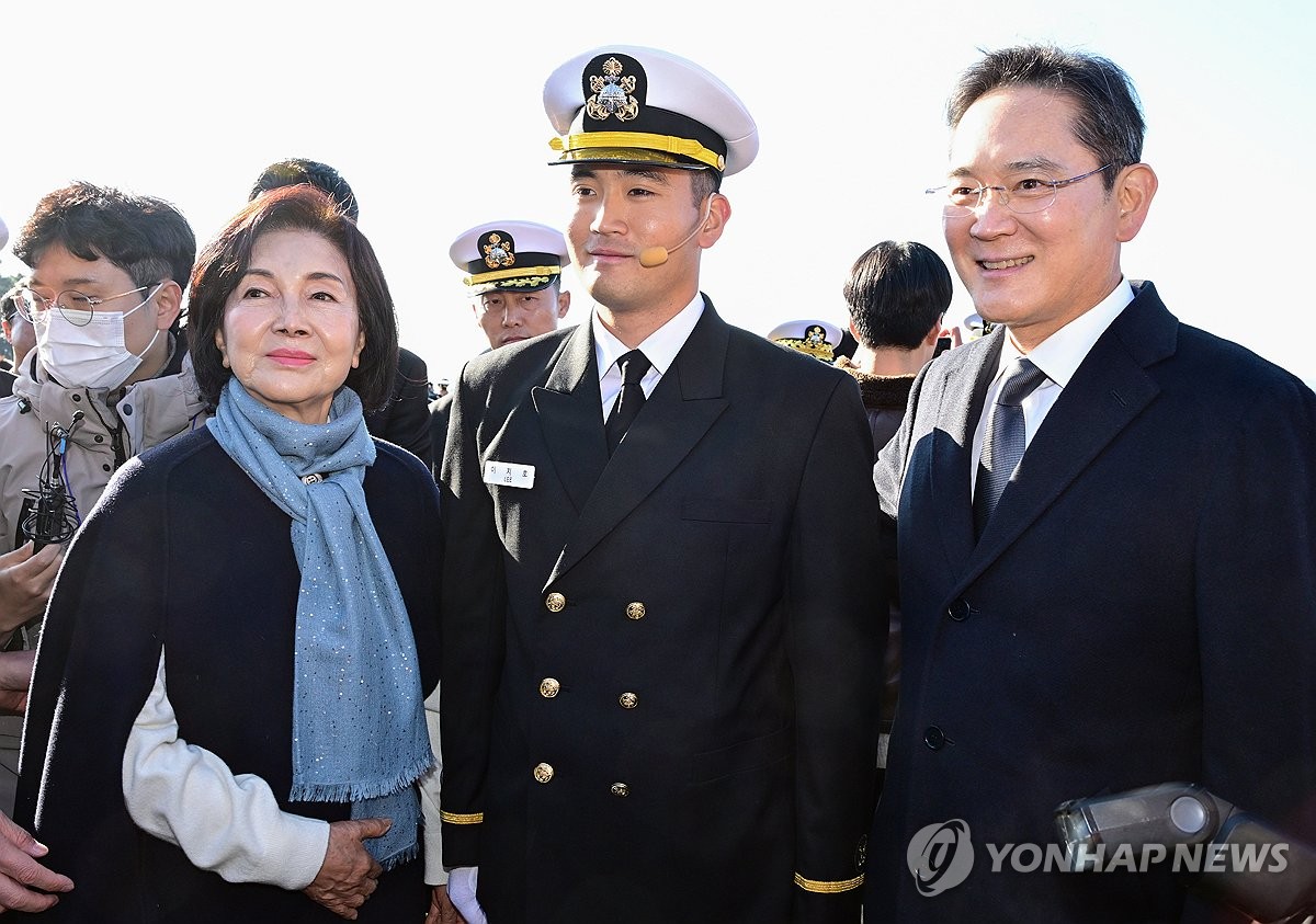 Samsung Electronics chair's son commissioned as Navy officer
