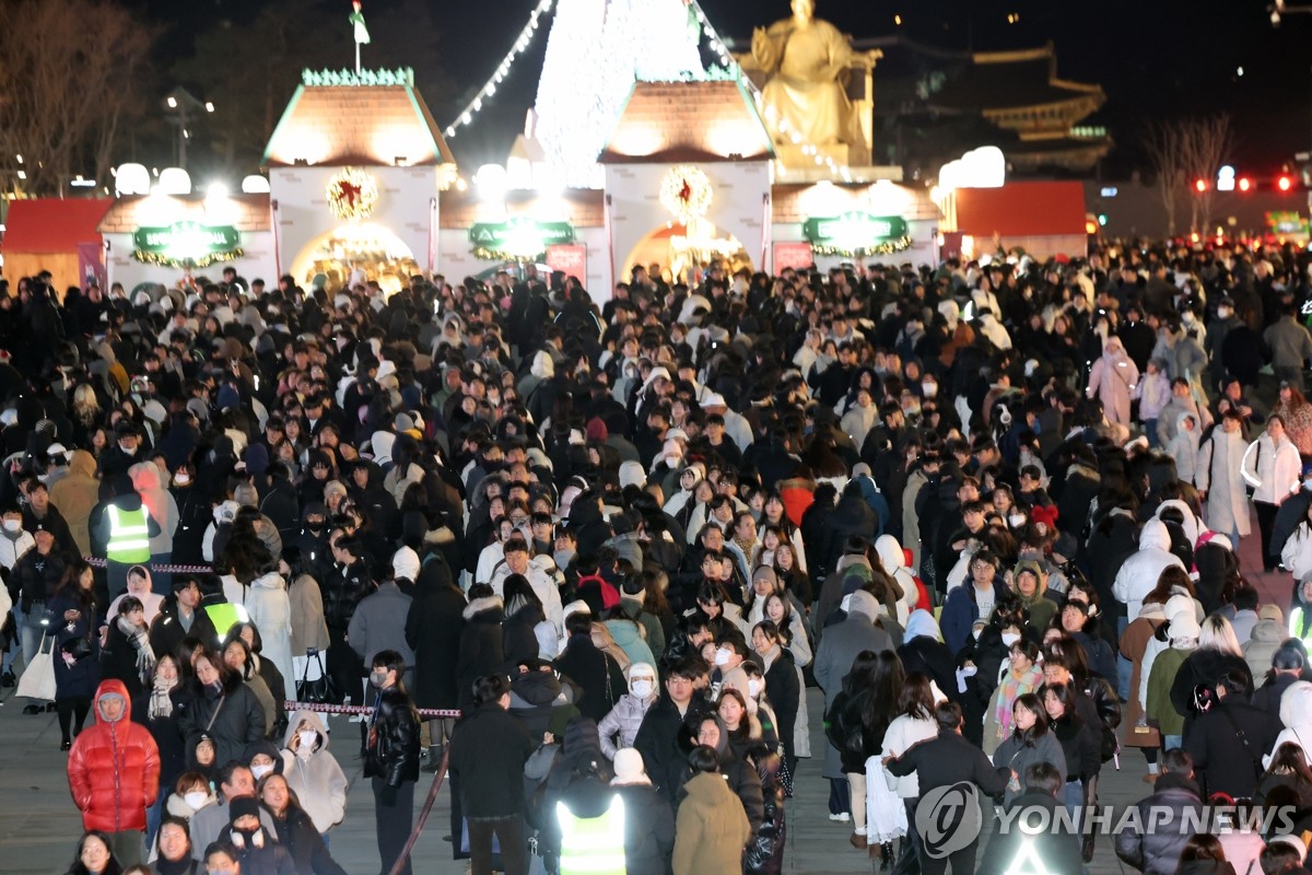 Gwanghwamun Square on Christmas Day