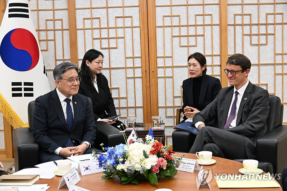 Korea Heritage Service's chief meets French envoy