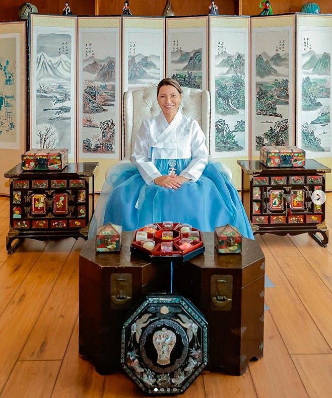 Brazil's first lady clad in traditional Korean clothes