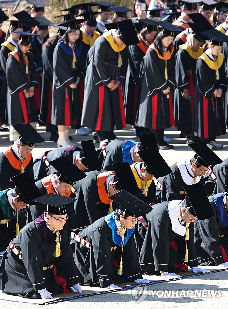 Traditional Korean commencement ceremony