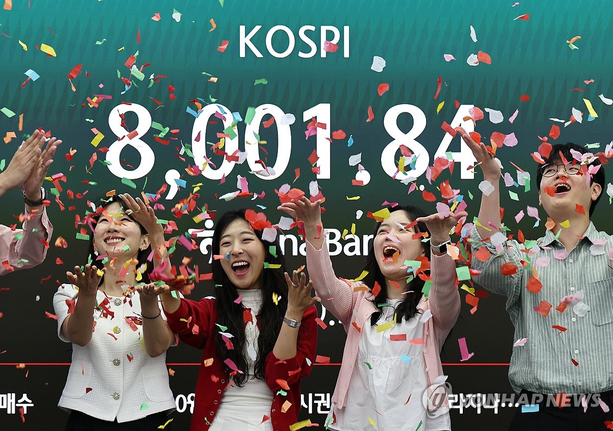 Employees take part in a ceremony at the dealing room of Hana Bank in Seoul on May 15, 2026, to celebrate the benchmark Korea Composite Stock Price Index having risen over the 8,000-point mark for the first time. (Yonhap)