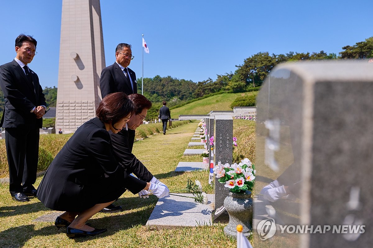 Lee pays tribute to victims of Gwangju uprising