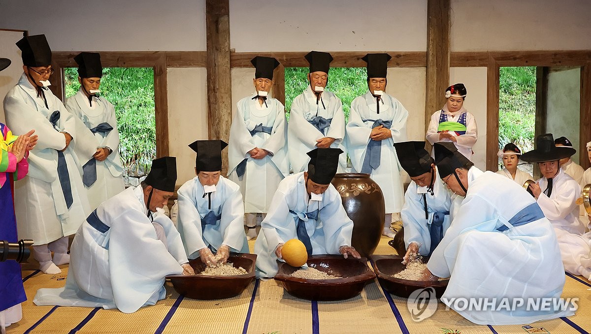 Sacred winemaking for Gangneung Dano Festival