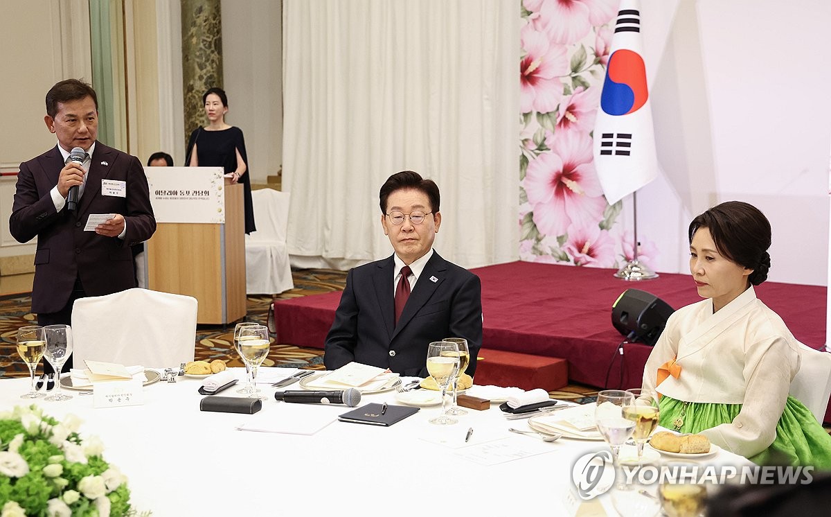 Lee meets S. Korean residents in Rome