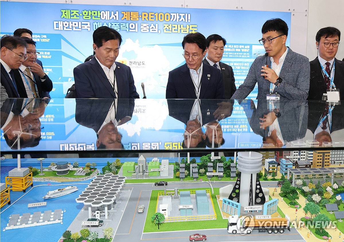 PM Kim visits exhibition on offshore wind power