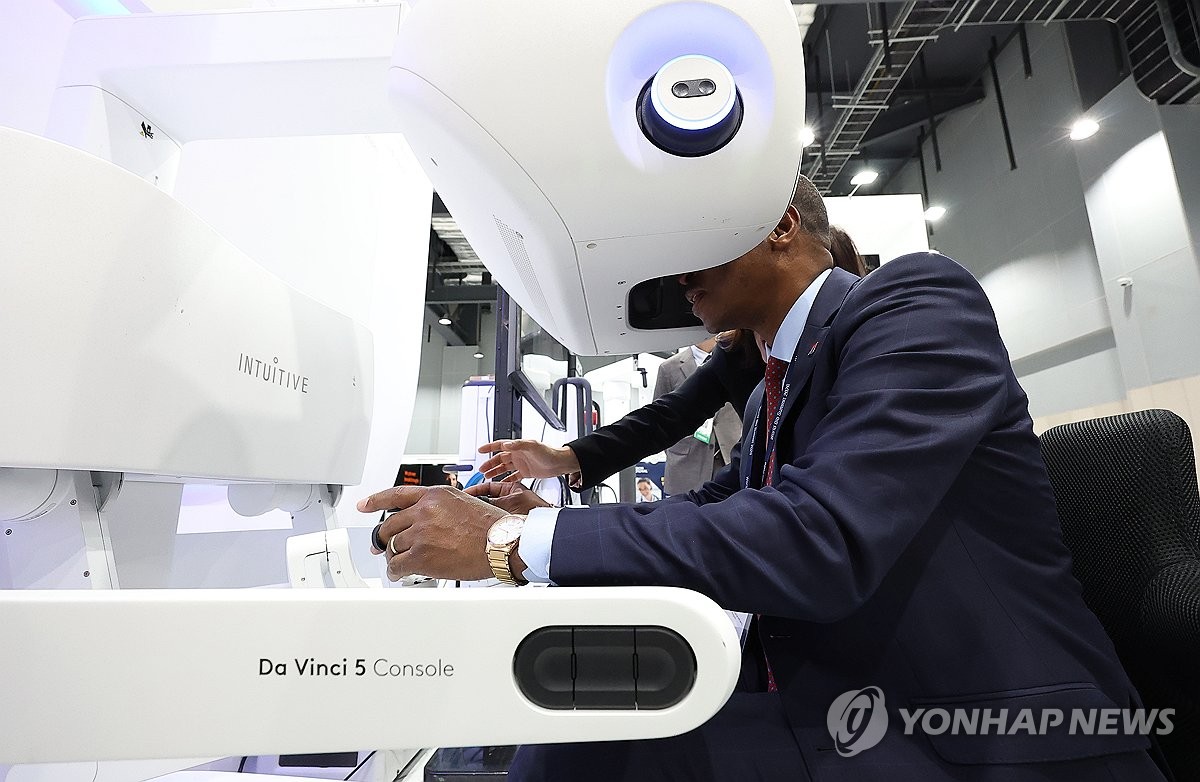 Surgical robot at World Hospital Congress