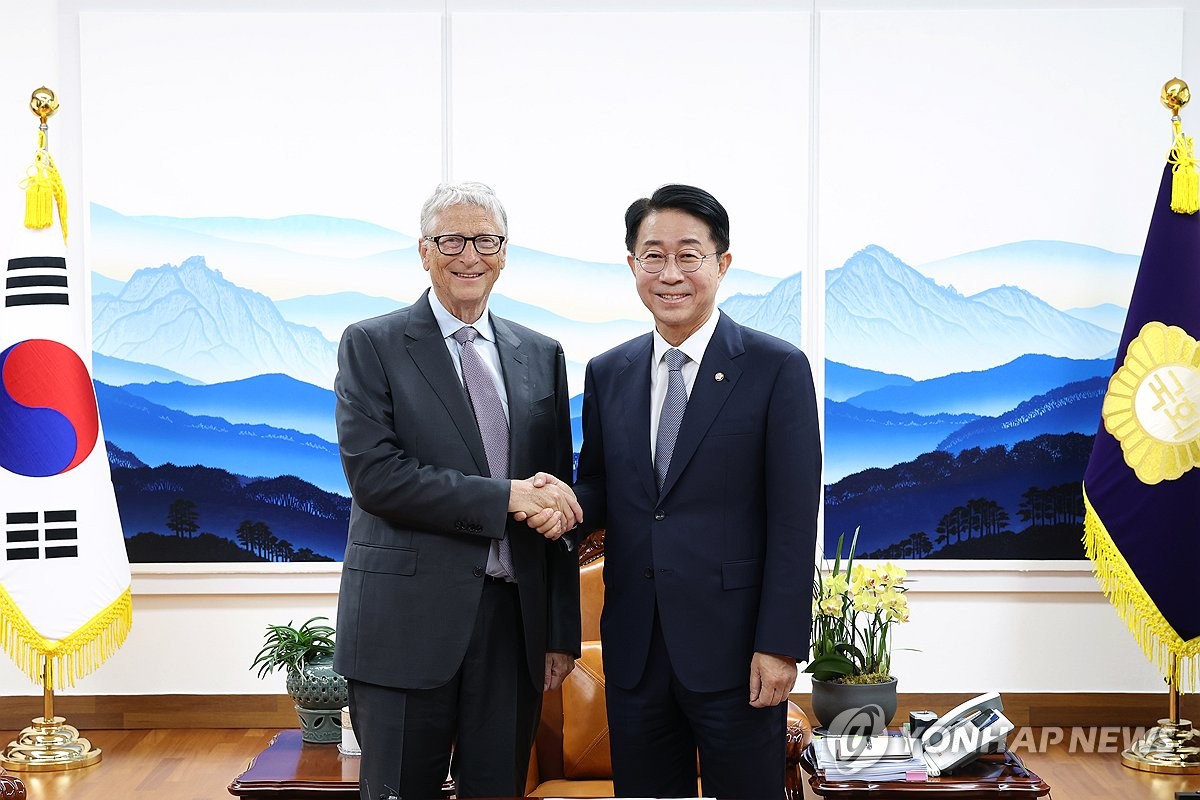 National Assembly Speaker Cho Jeong-sik (R) poses for a photo with American billionaire and founder of TerraPower Bill Gates during their meeting at the parliamentary building in Seoul on Aug. 14, 2026, in this photo released by Cho's office. (PHOTO NOT FOR SALE) (Yonhap) (END)