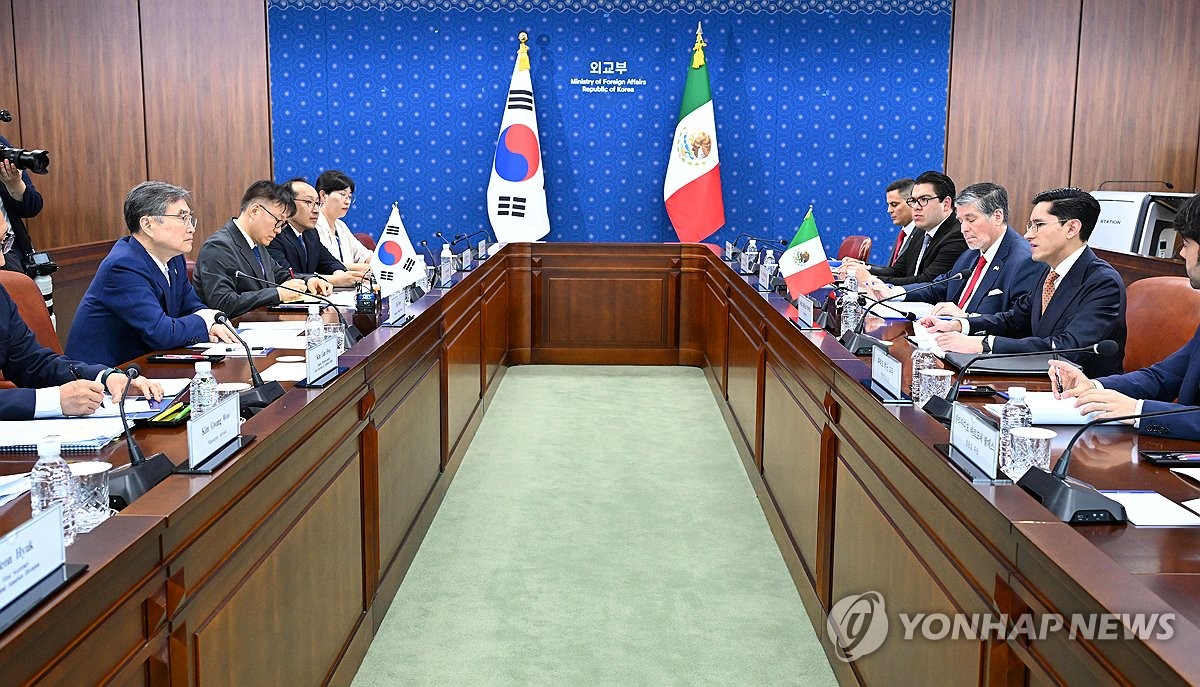 South Korean Foreign Minister Cho Hyun (L) holds talks with his Mexican counterpart, Roberto Velasco (R), in Seoul on Aug. 24, 2026, in this photo released by the South Korean foreign ministry. (PHOTO NOT FOR SALE) (Yonhap) (END)