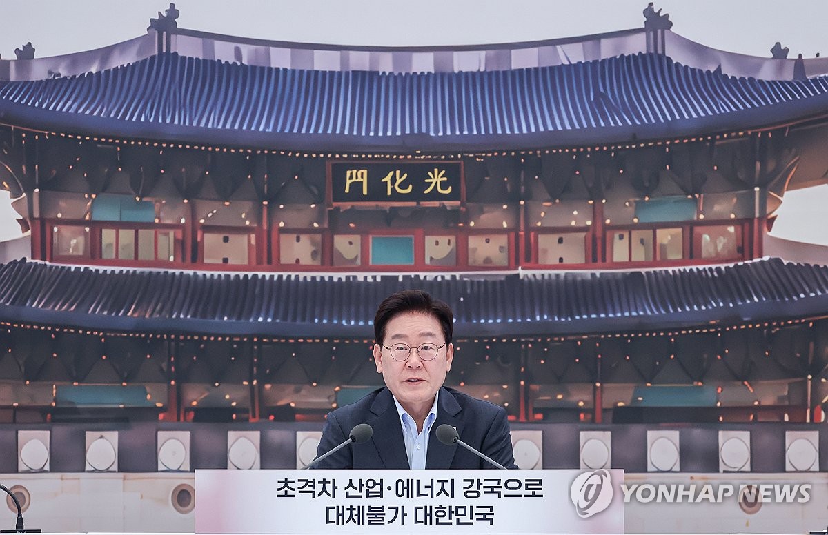 Lee attends session to receive briefings from gov't ministries