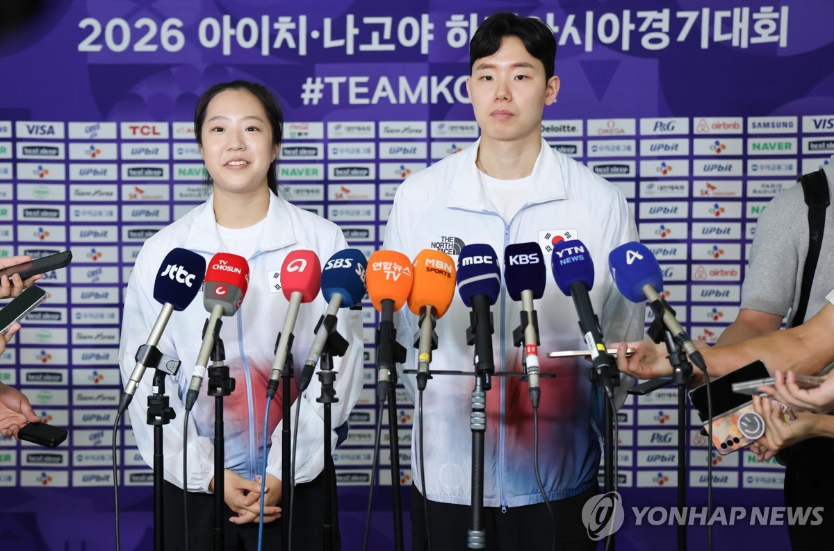 South Korean table tennis player Shin Yu-bion (L) and badminton player Seo Seung-jae meet the press at Incheon airport, west of Seoul, on Sept. 17, 2026, before their departure for Nagoya, Japan, to take part in the Sept. 19-Oct. 4 Aichi-Nagoya Asian Games. (Yonhap) (END)